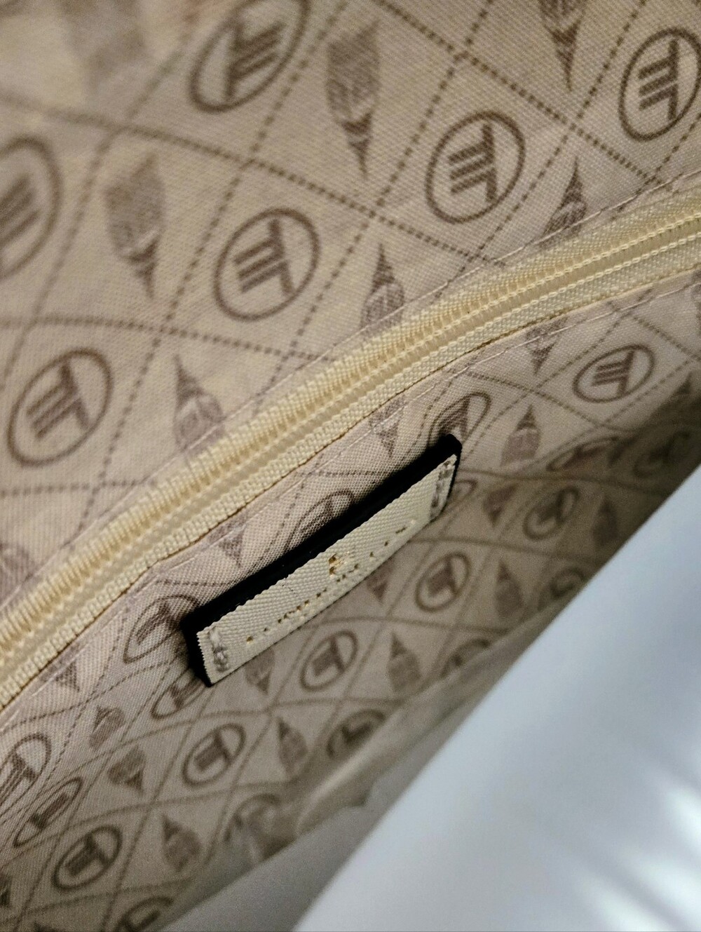 LONDON FOG Cream Crossbody Bag with Gold Hardware + Badgley MISCHKA Cardholder - Picture 6 of 8